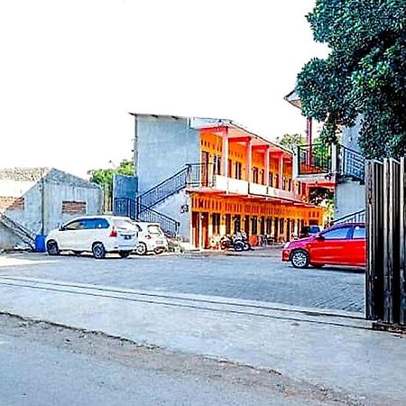 Oyo 91476 Srikaya Hotel 3 Pekalongan Luaran gambar