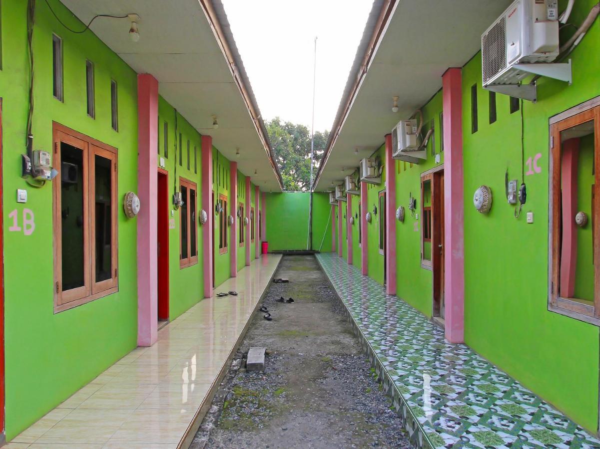 Oyo 91476 Srikaya Hotel 3 Pekalongan Luaran gambar